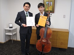 岐阜市出身のチェロ奏者清水陽介氏が第9回ダーヴィド・ポッパー国際チェロコンクール（17～20歳部門）において、優勝及び特別賞受賞を報告