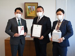 株式会社サン・スタッフ代表取締役 三島光晴氏からのマスク等の寄附採納に対し、お礼状を贈呈