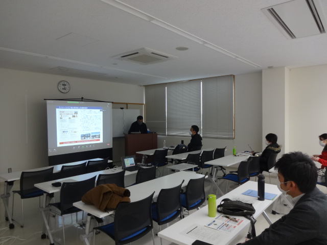 講演を行う岐阜市職員