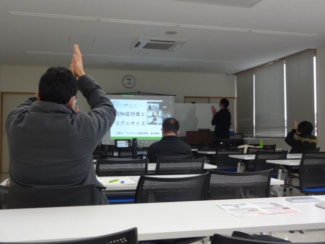 巖后さんの講演を聴く参加者