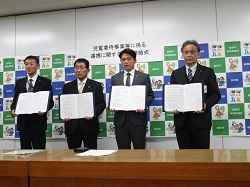 岐阜県ほかとの児童虐待事案等に係る連携に関する協定締結式にて、あいさつ及び署名