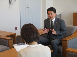 中日新聞社による「市長就任インタビュー」の取材