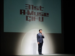 同ファッションショーに出席し、あいさつ。その後、ステージ出演