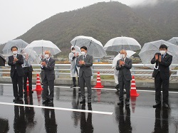 常磐地区と黒野地区を結ぶ新しい道路の見学会に出席し、あいさつ