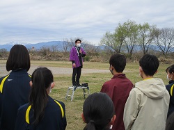 精華中学校凧揚げ大会に出席し、あいさつ