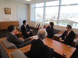 中部学院大学学長 江馬諭氏、同短期大学部学長 片桐史恵氏が就任のあいさつ