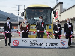 岩野田・岩野田北地区コミュニティバス「ぐるっとバス」本格運行出発式に出席し、あいさつ