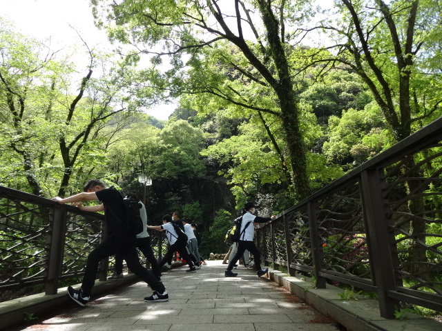 参加者が欄干に手をついてストレッチをしている様子