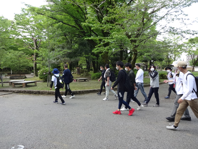 公園内を参加者が歩いている様子