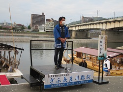 ぎふ長良川の鵜飼開きにて、あいさつ（鵜飼観覧船乗船場）