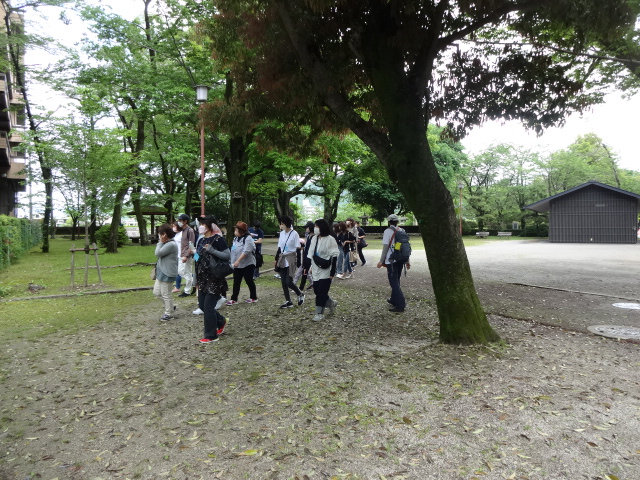 参加者が木下を歩いている様子