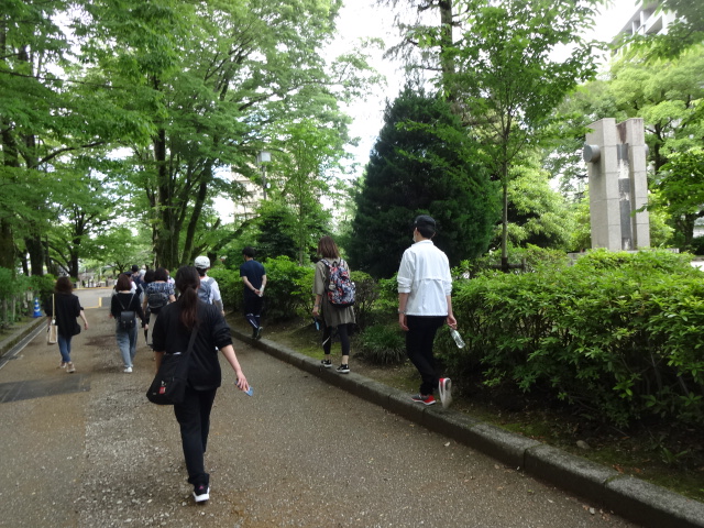 参加者が新緑を感じながら歩いている様子
