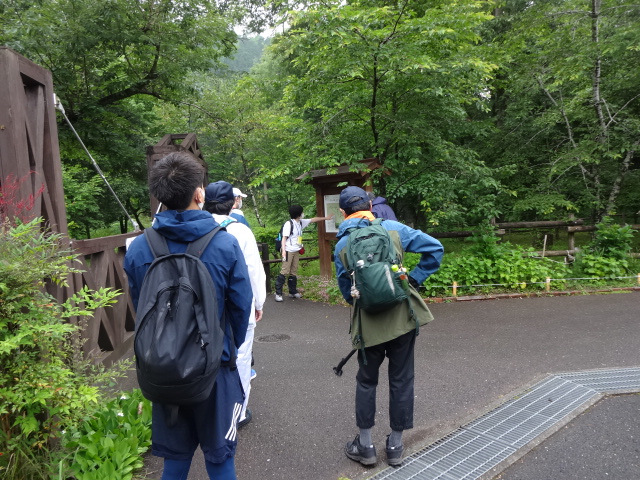 実践指導者が看板を使ってウオーキングのコースを説明している様子