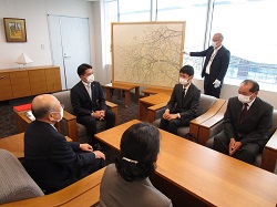 岐阜市出身の東京藝術大学大学院学術インストラクター 向井大祐氏からの絵画の寄附採納に対し、感謝状を贈呈