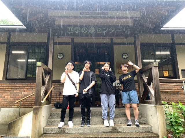 建物の前で集合写真を撮っている様子
