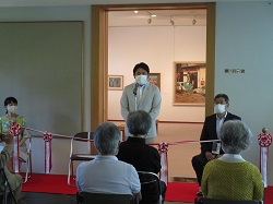 企画展「松井章 回顧展」開場式にて、あいさつ（加藤栄三・東一記念美術館）