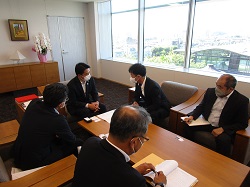 一般財団法人岐阜県高等学校野球連盟会長 森川賢二氏ほかが第104回全国高等学校野球選手権岐阜大会開催を報告