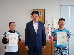 三里小学校6年辻星名さん、茜部小学校6年高橋謙吾さんが第39回全日本小学生ソフトテニス選手権大会出場を報告