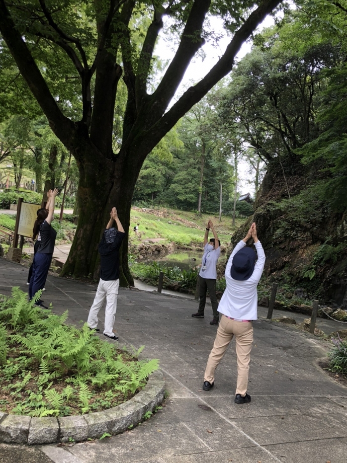 参加者が腕を伸ばしてストレッチをしている様子