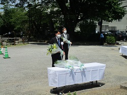 岐阜市・杭州市日中不再戦碑文交換60周年を記念し、日中友好庭園にて中国人殉難者の碑に献花（同所）