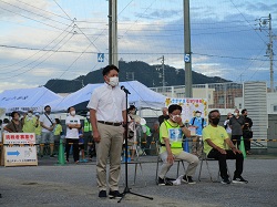 鷺山夏祭り大会に出席し、あいさつ（鷺山小学校）