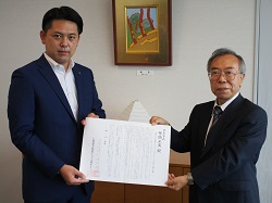 公益社団法人岐阜市シルバー人材センター理事長 田中康雄氏から地域社会に貢献するシルバー人材センターの決意と支援の要望書を受領