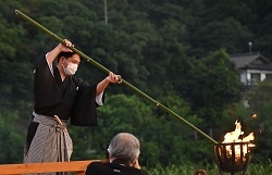 第35回長良川薪能火入れ式にて、あいさつ及び火入れの儀に出演