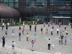 京町ラジオ体操大会2022に出席し、あいさつ