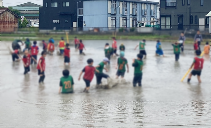 田んぼの中で行ったどろんこサッカー