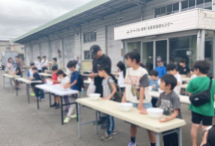 おにぎりづくりに取り組む参加者