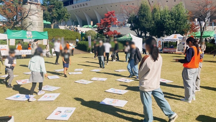 防災カルタを体験する参加者
