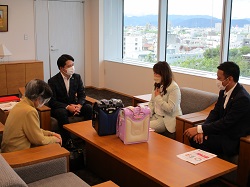 一般社団法人Woman Empowerment Platformほかから岐阜市母子寡婦福祉連合会へのランドセル等贈呈式に出席