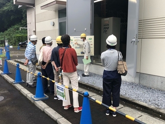 写真：紫外線処理装置の見学風景