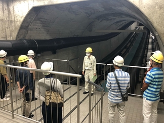 写真：配水池入口の見学風景