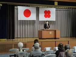 加納東校区敬老会に出席し、あいさつ（南部コミュニティセンター）