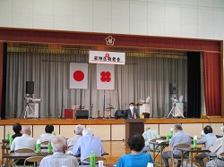 岩地区敬老会に出席し、あいさつ（岩小学校）