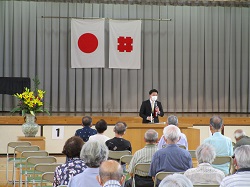 白山校区敬老会及び金婚祝い式典に出席し、あいさつ（白山小学校）