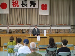 長森南地区敬老会に出席し、あいさつ（長森南小学校）