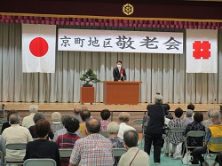 京町地区敬老会に出席し、あいさつ（岐阜中央中学校）