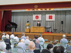 金華地区敬老会に出席し、あいさつ（岐阜小学校）