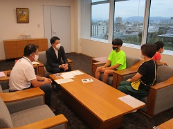 東長良中学校3年 長屋絆翔さんが第2回全国中学生ビーチバレーボール選手権大会にて優勝を報告