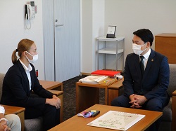 岐阜市出身の東洋大学4年 今井月選手が第77回国民体育大会競泳成年女子100m平泳ぎにて優勝を報告