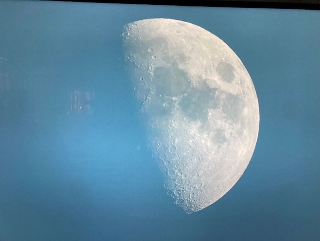 月齢7.7の月の画像