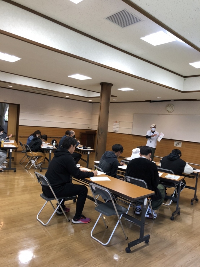 室内でガイドの説明を聞いている様子