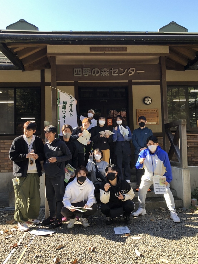 建物の前で集合写真を撮影している様子
