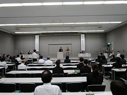 第36回岐阜県老健大会に出席し、あいさつ（長良川国際会議場）