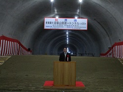 東海環状自動車道岐阜山県第一トンネル貫通式に出席し、あいさつ（同トンネル内岐阜市・山県市境）