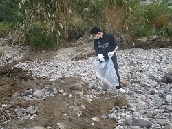 「川と海のクリーン大作戦」長良川一斉清掃に参加（長良橋下流右岸河原）