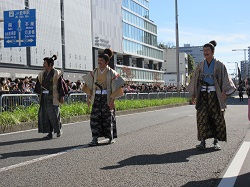 信長公騎馬武者行列に参加、テレビ中継に出演