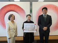 岐阜市出身の画家 渡辺由紀子氏からの絵画の寄附に対し、感謝状を贈呈